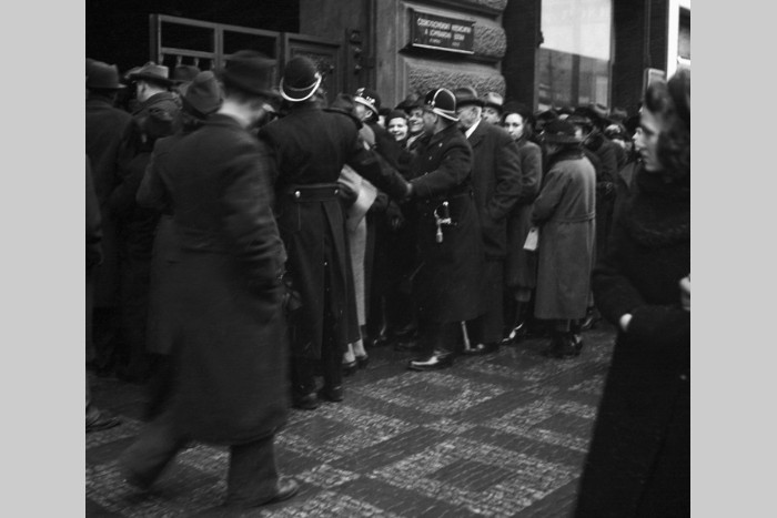 Fronty lidí při měnové reformě před Zemskou bankou pro Čechy (1945), ČTK