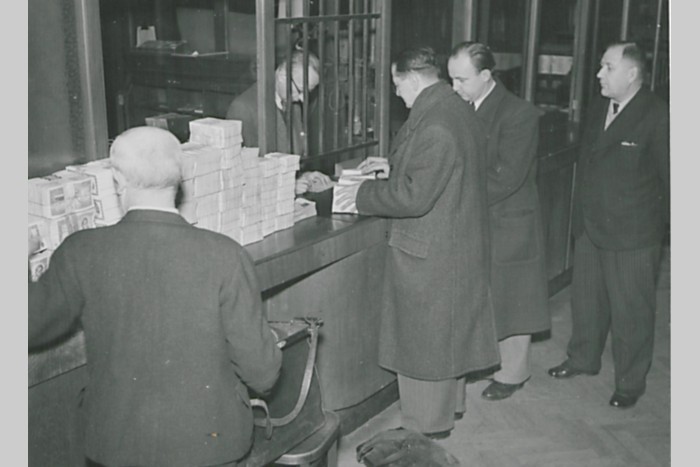 Fronty lidí na přepážce při měnové reformě (1945)
