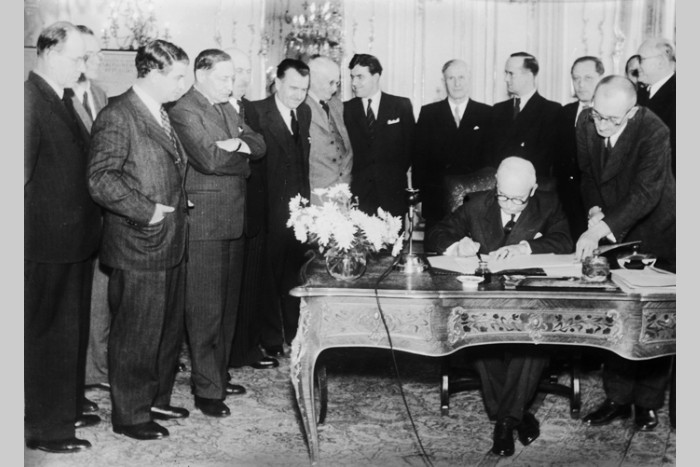 Prezident Beneš podepisuje znárodňovací dekrety (1945), ČTK