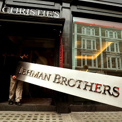 Zaměstnanci Christie's se znakem Lehman Brothers (2010), John Stillwell, AP