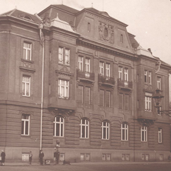 
            Budova filiálky NBČ v Žatci odstoupené po Mnichovské dohodě (1939)
            