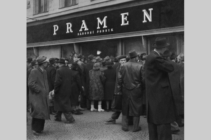 Fronta před obchodem s potravinami s volnými cenami (1949), Novák Rostislav, ČTK