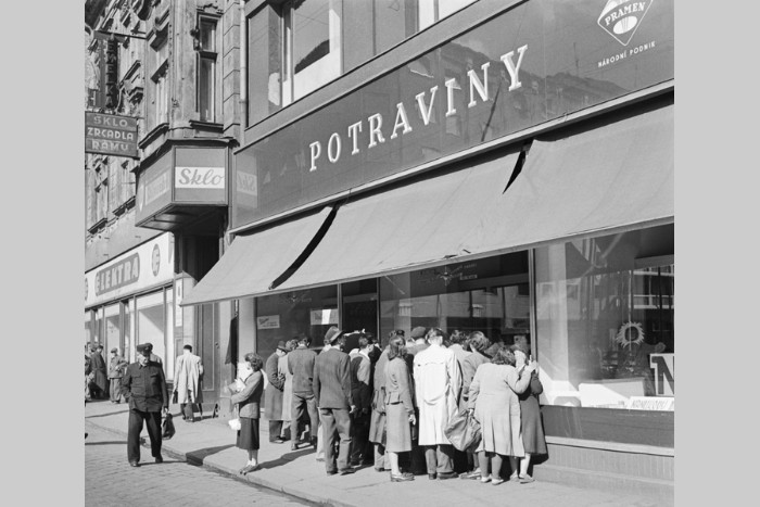 Fronta před prodejnou s volnými cenami (1949), Švorčík Věněk, ČTK