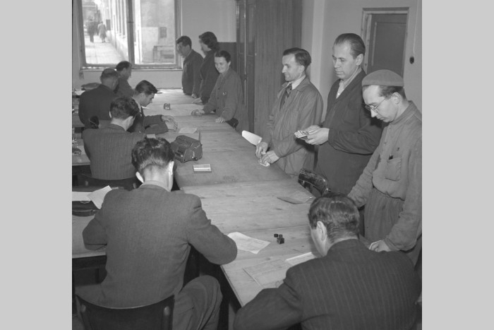 Výměnné středisko v Tesle - Hloubětín při peněžní reformě (1953), Kocian František, ČTK
