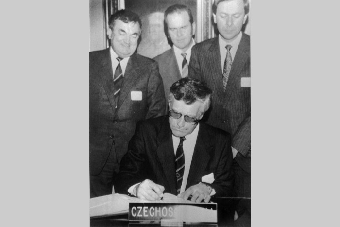 Obnovení členství v MMF a Světové bance (1990), AP