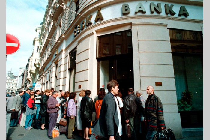 Fronta před pobočkou České banky po vyhlášení odebrání licence (1995), Zbyněk Stanislav, ČTK
