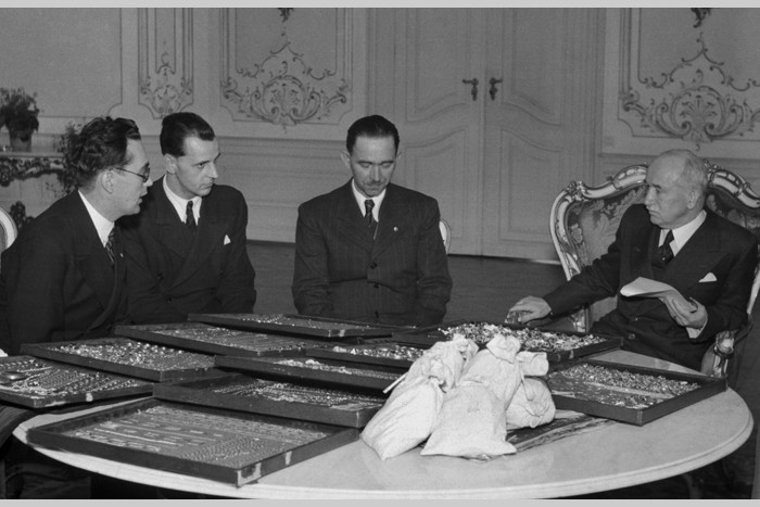 Prezident Beneš přebírá drahé kovy na zlatý poklad republiky (1945), ČTK