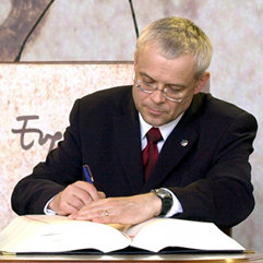 Podepsání Smlouvy o přistoupení ČR k Evropské unii (2003), AP