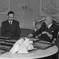 Prezident Beneš přebírá drahé kovy na zlatý poklad republiky (1945), ČTK
