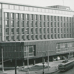 
            Budova pobočky SBČS Plzeň-město (1982)
            